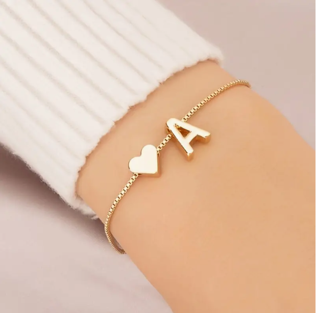 Luxe Heart Initial Bracelet – Minimalist Gold Chain Elegance