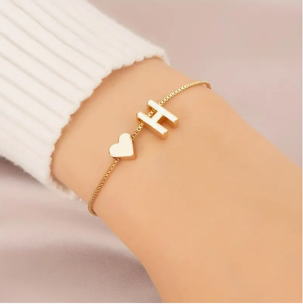 Luxe Heart Initial Bracelet – Minimalist Gold Chain Elegance